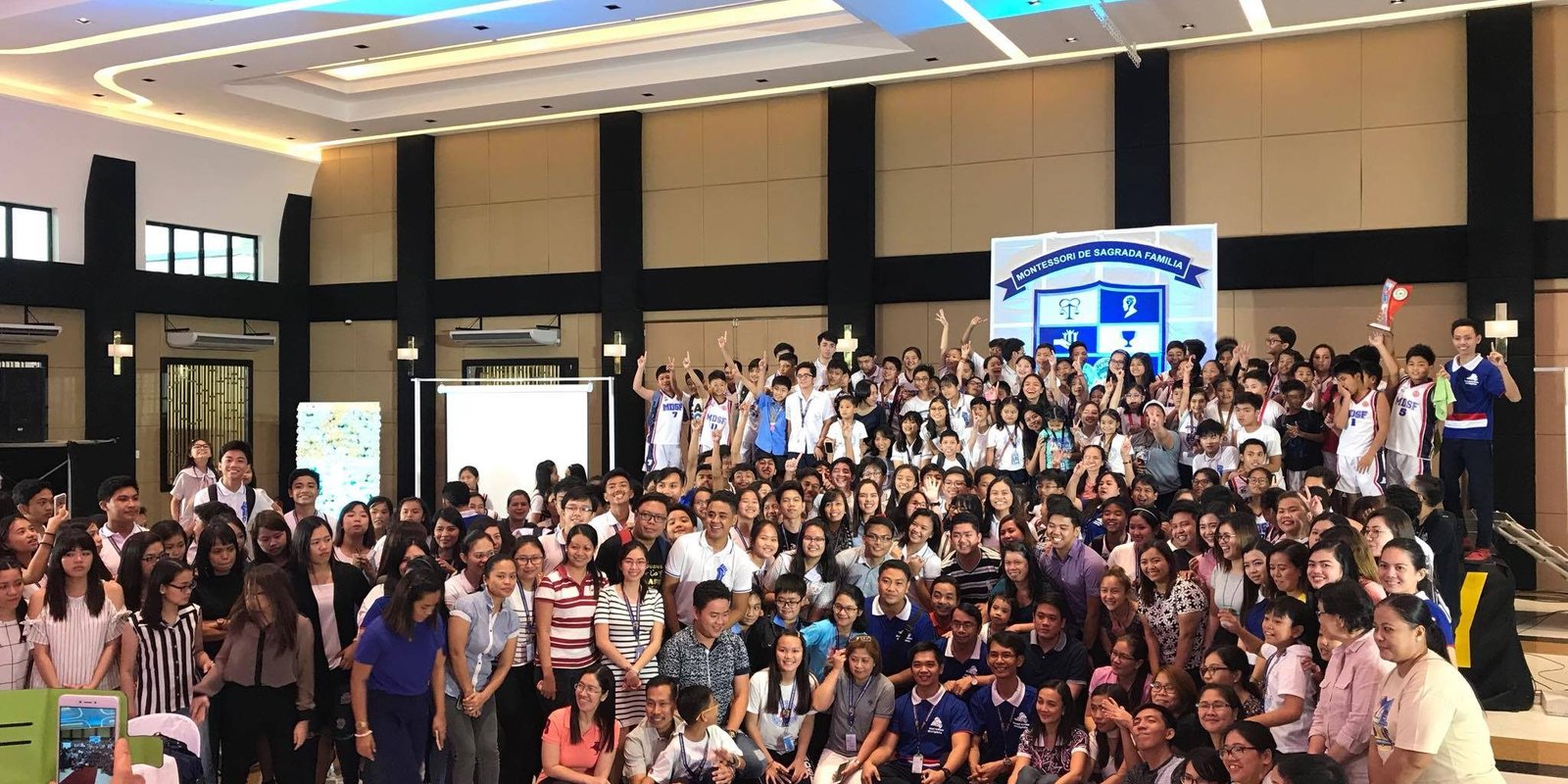 Sagradans unite for victory party | Montessori De Sagradan Familia