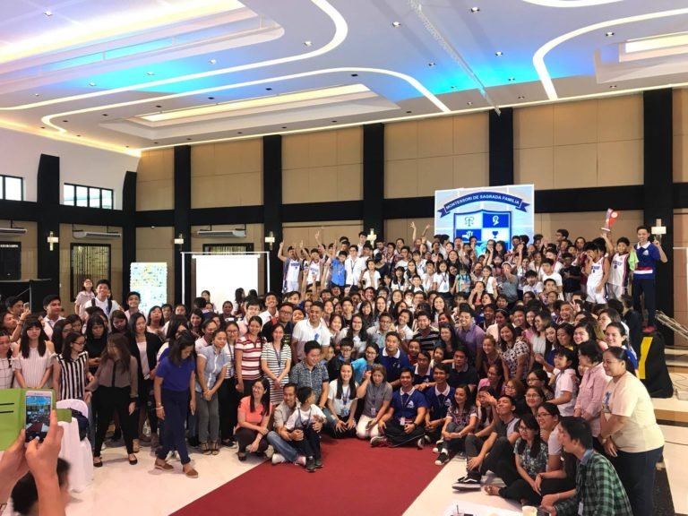 Sagradans unite for victory party | Montessori De Sagradan Familia