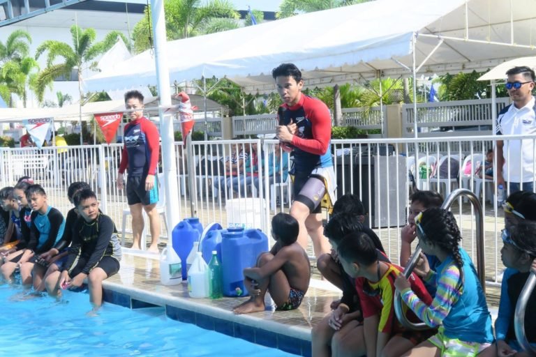 Enchong Dee pays forward to public school students