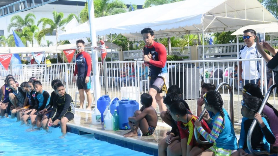 Enchong Dee pays forward to public school students